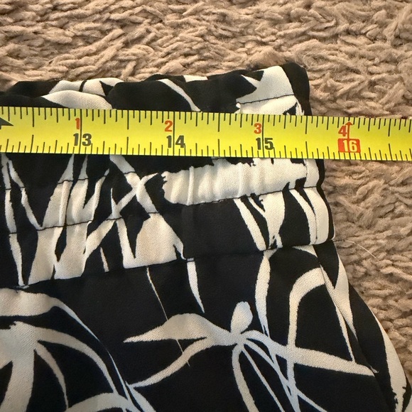 Express Women's Black and White palm tree summer Shorts - Picture 5 of 7